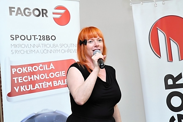 Zpěvačka, herečka a moderátorka Bára Štěpánová Fagor
