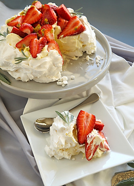 recept-dezert-jahodov-pavlova-receptyonline-cz-kucha-ka-recepty